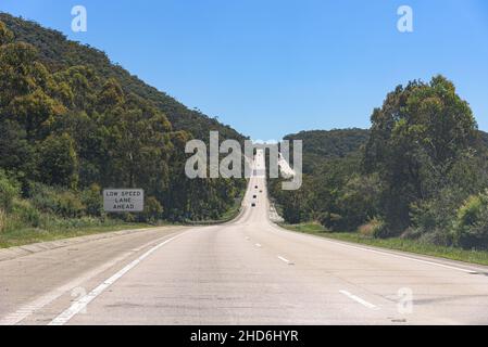 Fahren Sie auf dem M31 Hume Highway in der Nähe von Mittagong, New South Wales, in Richtung Süden Stockfoto