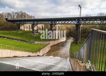 Wasser fließt am Carr Mill Dam in Richtung Sankey Valley Park am Stadtrand von St. Helens in Merseyside. Stockfoto