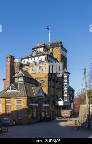 Außenansicht der Hook Norton Brauerei, einem familiengeführten Unternehmen, das in einem alten viktorianischen Gebäude in Hook Norton, Oxfordshire, Großbritannien, untergebracht ist Stockfoto