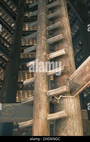 Traditionelle Holztreppe aus der Nähe Stockfoto