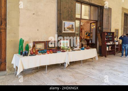 Piazza Grande, Vasari Lodges, Antiquitätengeschäft, Arezzo, Toskana, Italien, Europa Stockfoto