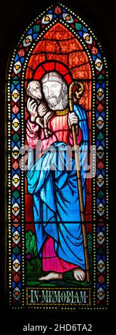 Glasfenster von J. Power and Sons, The Good Shepherd, c 1863, Assington Church, Suffolk, England, Großbritannien Stockfoto