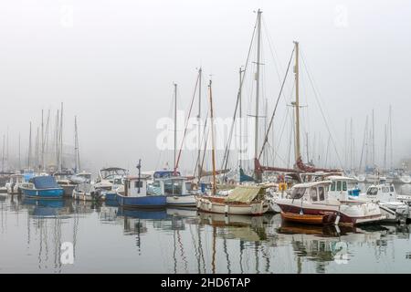 Yachten im Nebel im Binnenhafen von Whitby Stockfoto