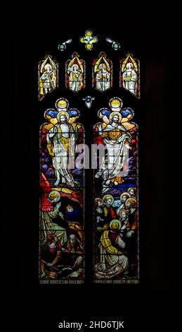 Buntglasfenster von Resurrection and Ascension, c 1885 von Heaton, Butler and Bayne, Holton St Mary Church, Suffolk, England, Großbritannien Stockfoto