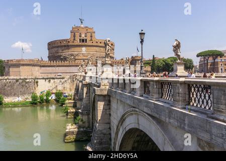 Touristen auf der Brücke Ponte Sant'Angelo, Blick auf die Engelsburg, Rom, Latium, Italien, Europa Stockfoto