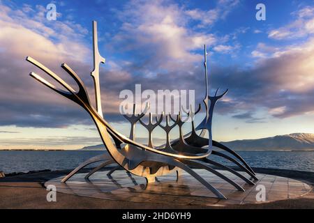 Reykjavik, Island. - 6. Oktober 2021: Die Sun Voyager, eine moderne Skulptur von Jon Gunnar Arnason, eines wikingerschiffs. Sonnenaufgang in Reykjavik, Island. Stockfoto