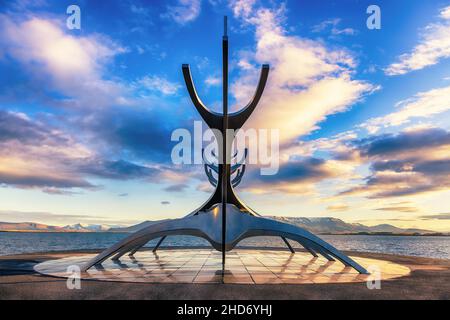 Reykjavik, Island. - 6. Oktober 2021: Die Sun Voyager, eine moderne Skulptur von Jon Gunnar Arnason, eines wikingerschiffs. Sonnenaufgang in Reykjavik, Island. Stockfoto