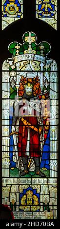 Kriegsdenkmal mit Glasfenster König Richard lionheart, Couer de Lion, Higham Kirche, Suffolk, England, UK c 1919 Powell and Sons Stockfoto