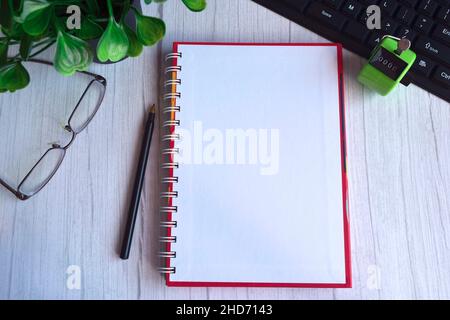 Ansicht des Notebooks von oben mit Klicker, Brille, Stift, Tastatur Stockfoto