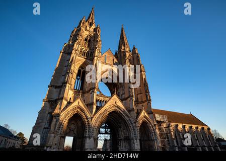 Die Abtei Saint Jean des Vignes bei Sonnenuntergang, in Soissons, Frankreich. Denkmalgeschütztes historisches Denkmal, nur noch Ruinen. Stockfoto