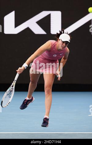 Adelaide, Australien, 4. Januar 2022. IGA Swiatek aus Polen serviert den Ball während des WTA-Einzelkampfs zwischen Daria Saville aus Australien und IGA Swiatek aus Polen am zweiten Tag des Adelaide International Tennisturniers am 04. Januar 2022 in Adelaide, Australien. Quelle: Peter Mundy/Speed Media/Alamy Live News Stockfoto