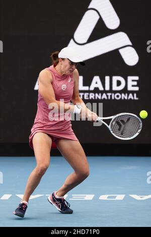 Adelaide, Australien, 4. Januar 2022. IGA Swiatek aus Polen trifft beim WTA-Einzelspiel zwischen Daria Saville aus Australien und IGA Swiatek aus Polen am zweiten Tag des Adelaide International Tennisturniers am Memorial Drive am 04. Januar 2022 in Adelaide, Australien, eine Rückhand. Quelle: Peter Mundy/Speed Media/Alamy Live News Stockfoto