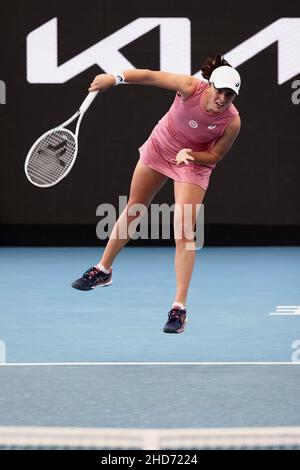 Adelaide, Australien, 4. Januar 2022. IGA Swiatek aus Polen serviert den Ball während des WTA-Einzelkampfs zwischen Daria Saville aus Australien und IGA Swiatek aus Polen am zweiten Tag des Adelaide International Tennisturniers am 04. Januar 2022 in Adelaide, Australien. Quelle: Peter Mundy/Speed Media/Alamy Live News Stockfoto