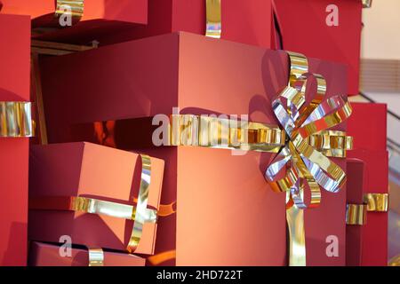 Bunte von leuchtend roten Weihnachtsgeschenkschachteln, Weihnachtszeit Stockfoto