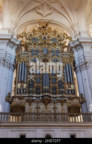 Frontansicht der Orgel in der Kathedrale von Granada, die für ihre monumentale Fassade bekannt ist Stockfoto