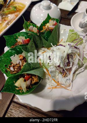 Nahaufnahme einer Portion Miang Kham, einem berühmten thailändischen Gericht. Selektive Fokuspunkte. Stockfoto