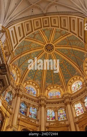 Decke und Bogen der Kuppel der Kathedrale von Granada, dem wichtigsten Teil dieser Kirche Stockfoto