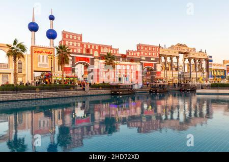 Dubai, VAE, 10.01.21. Global Village Vergnügungspark in Dubai mit nationalen Pavillons von Bahrain, Kuwait, Jemen und Iran. Stockfoto