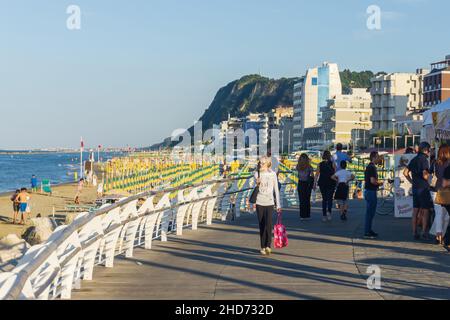 Blick auf den Strand von der Strandpromenade von Pesaro, Marken, Italien, Europa Stockfoto