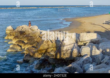 Blick auf den Strand von der Strandpromenade von Pesaro, Marken, Italien, Europa Stockfoto