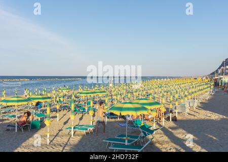 Blick auf den Strand von der Strandpromenade von Pesaro, Marken, Italien, Europa Stockfoto