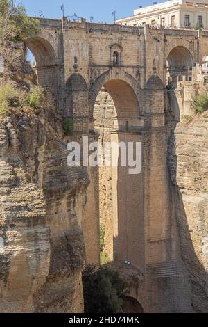 Nahaufnahme der Puento Nuevo oder der Neuen Brücke, die den Guadalevin-Fluss zwischen dem neuen und dem alten Teil von Ronda überspannt Stockfoto