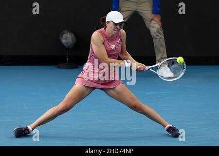 Adelaide, Australien, 4. Januar 2022. IGA Swiatek aus Polen spielt beim WTA-Einzelspiel zwischen Daria Saville aus Australien und IGA Swiatek aus Polen am zweiten Tag des Adelaide International Tennisturniers am 04. Januar 2022 in Adelaide, Australien, eine Vorhand. Quelle: Peter Mundy/Speed Media/Alamy Live News Stockfoto