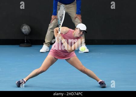 Adelaide, Australien, 4. Januar 2022. IGA Swiatek aus Polen spielt beim WTA-Einzelspiel zwischen Daria Saville aus Australien und IGA Swiatek aus Polen am zweiten Tag des Adelaide International Tennisturniers am 04. Januar 2022 im Memorial Drive in Adelaide, Australien, eine Rückhand. Quelle: Peter Mundy/Speed Media/Alamy Live News Stockfoto