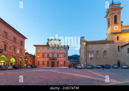 Piazza Giuseppe Garibaldi Platz, Blick auf Palazzo Donati Palast, Kirche Pieve Collegiata, Mercatello sul Metauro, Marken, Italien, Europa Stockfoto