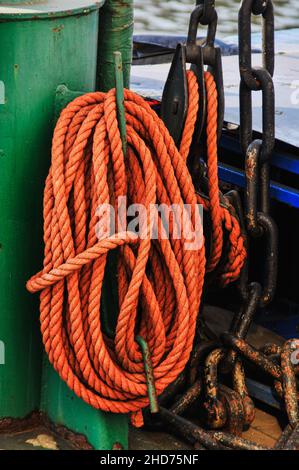 Seile und Metallketten eines Schiffes Stockfoto