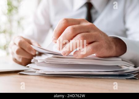 Business Talent Headhunting Konzept, Arbeitgeber Lesen Job-Bewerbungen im Büro, selektiver Fokus Stockfoto