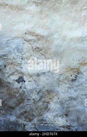 Vertikales Hintergrundbild einer alten Hauswand mit verwornter Oberfläche und Putzspuren, Grunge-Textur und Muster Stockfoto