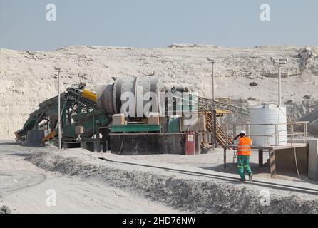 Verarbeitung von Aluminium-Salzkuchen in Bahrain. Das Abfallmaterial wird verarbeitet, um Salz, Oxid und Restaluminim zu trennen, was zu null Abfall führt Stockfoto