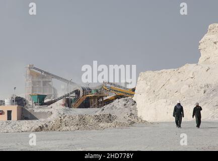 Verarbeitung von Aluminium-Salzkuchen in Bahrain. Das Abfallmaterial wird verarbeitet, um Salz, Oxid und Restaluminim zu trennen, was zu null Abfall führt Stockfoto