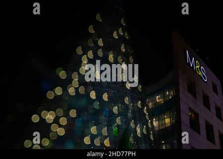 Weihnachtsbaum vor dem Wheelock Place an der Orchard Road in Singapur Stockfoto