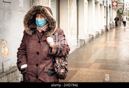 26th. Oktober 2020, Russland Tomsk Frau mit medizinischer Maske auf der Straße Stockfoto