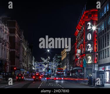 Light Trails fahren in die Innenstadt, vorbei am berühmten Fortnum & Mason's Store auf Piccadilly mit der neuesten Ausstellung des neuen Jahres 2022. Stockfoto