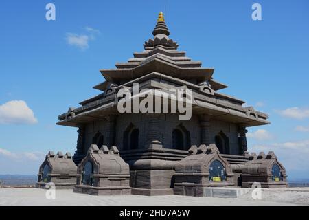 CHADAYAMANGALAM, KERALA, INDIEN - 31. DEZEMBER 2021: Jatayu Sreerama Tempel in der Nähe der Jatayu Skulptur im Jatayu Earth's Center. Stockfoto