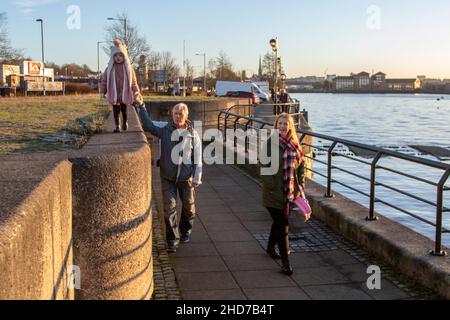 Preston Riverside Marina Dockland Lancashire. Wetter in Großbritannien. 04. Januar 2022. Klarer Himmel und milder Frost zu Beginn des Tages in den docklands der Stadt. Heute ist es ein kühler Tag mit viel Sonnenschein und der etwas winterlichen Dusche in westlichen Gegenden. Navigationsweg, Riversway Docklands Preston. Quelle: MediaWorldImages/AlamyLiveNews Stockfoto