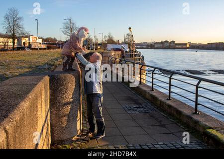 Preston Riverside Marina Dockland Lancashire. Wetter in Großbritannien. 04. Januar 2022. Klarer Himmel und milder Frost zu Beginn des Tages in den docklands der Stadt. Heute ist es ein kühler Tag mit viel Sonnenschein und der etwas winterlichen Dusche in westlichen Gegenden. Navigationsweg, Riversway Docklands Preston. Quelle: MediaWorldImages/AlamyLiveNews Stockfoto