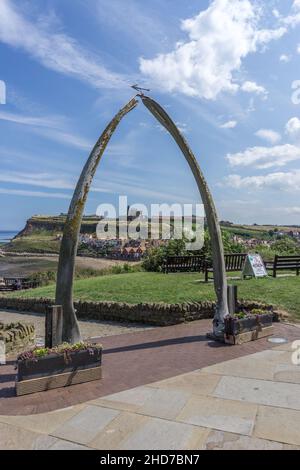 Whitby Whale Bones mit der Kirche der Heiligen Maria, die durch den Bogen gesehen wird, Whitby, North Yorkshire, England, Großbritannien Stockfoto