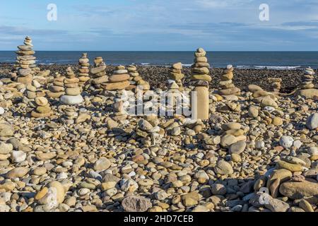 Kleine Cairns auf Holy Island, Northumberland, England, Großbritannien Stockfoto