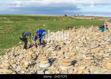 Kleine Cairns auf Holy Island, Northumberland, England, Großbritannien Stockfoto