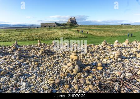 Kleine Cairns auf Holy Island, Northumberland, England, Großbritannien Stockfoto