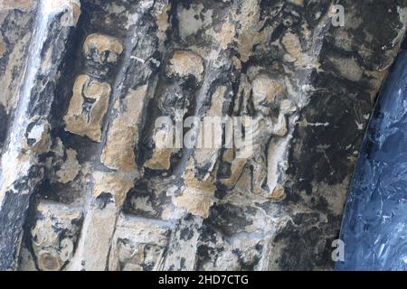 Nahaufnahme von altertümlichen verwitterten Schnitzereien von Figuren in der St. Thomas the Martyr Church, Upholland, Lancashire, Großbritannien Stockfoto