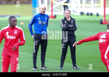 , PORTUGAL - 4. JANUAR: Trainer Erik ten Hag vom AFC Ajax Amsterdam während der Trainingseinheit Ajax am 2. Tag auf der Quinta do Lago am 4. Januar 2022 in Portugal. (Foto von Ben Gal/Orange Picters) Stockfoto