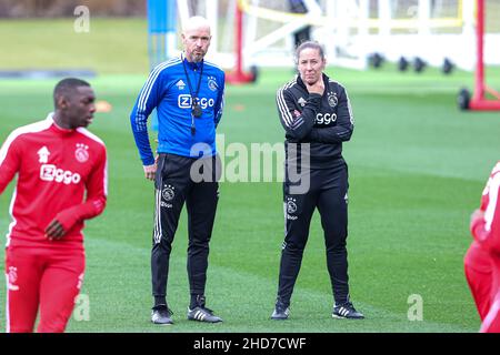 , PORTUGAL - 4. JANUAR: Trainer Erik ten Hag vom AFC Ajax Amsterdam während der Trainingseinheit Ajax am 2. Tag auf der Quinta do Lago am 4. Januar 2022 in Portugal. (Foto von Ben Gal/Orange Picters) Stockfoto