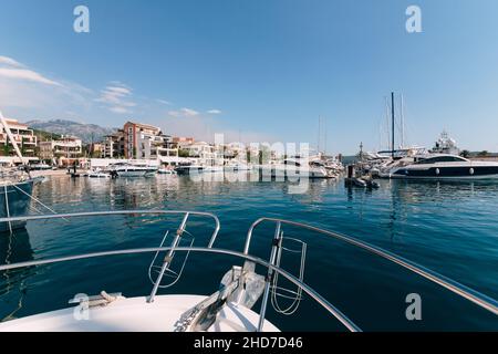 Verschiedene Motoryachten vor dem Hintergrund von Gebäuden in Porto Stockfoto