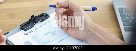 Frau hält Stift und plant, füllen Sie Lebenslauf Formular für den Job Stockfoto