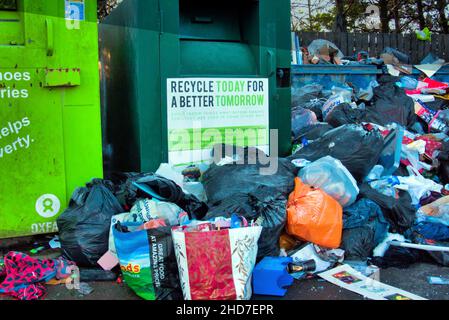 Glasgow, Schottland, Großbritannien 4th. Januar 2022.Ungesammelte überfließende Weihnachts-Recycling-Behälter heute auf dem Parkplatz des Great Western Road Retail Park. Credit Gerard Ferry/Alamy Live News Stockfoto